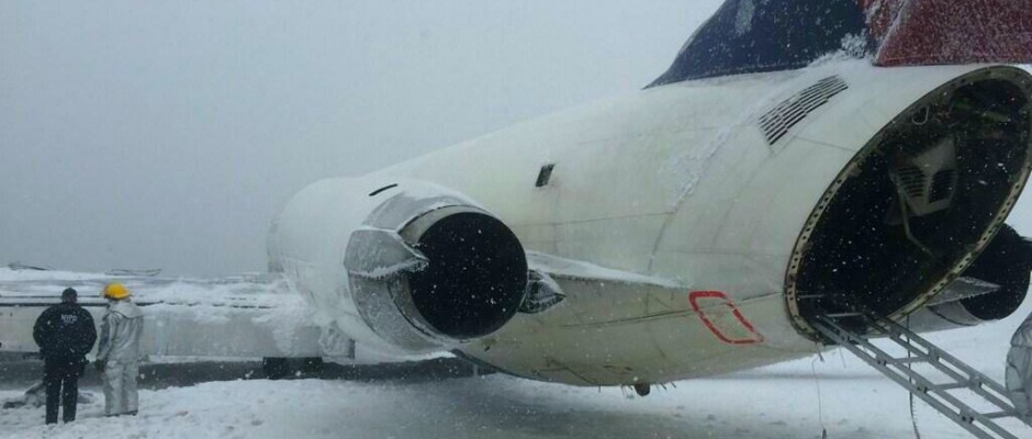N909DL rests after crashing at LGA (Photo via NYPD Special Ops)