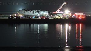 Removing the wreckage at SFO (Photo provided by Basil D Soufi (Own work) [CC BY-SA 3.0 (http://creativecommons.org/licenses/by-sa/3.0)], via Wikimedia Commons)