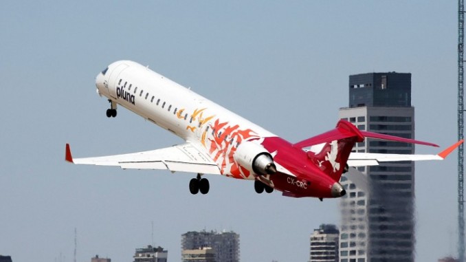 Bombardier_communter_jet_in_'pluna'_livery,_in_Buenos_Aires
