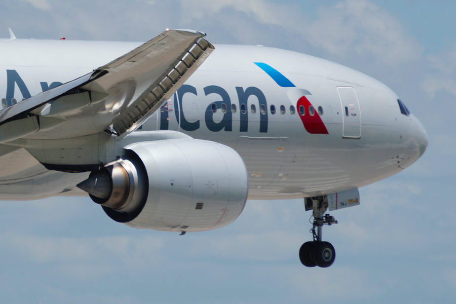 An American 777-200 landing at DFW