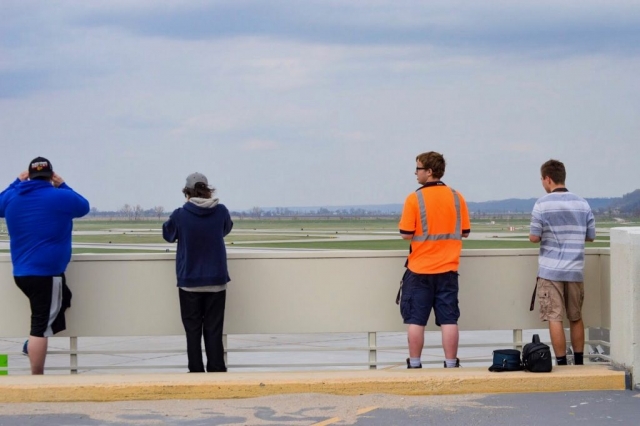 Local Omaha plane spotters wait for Air Canada to arrive. (Photo: AirlineGeeks | Matthew Garcia)
