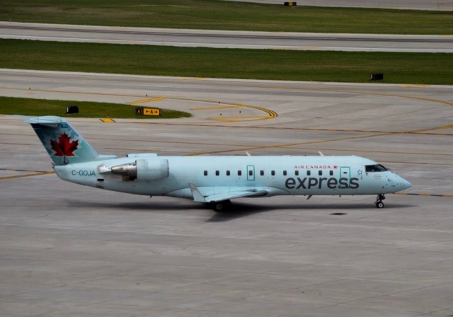 Air Canada CRJ-200 taxing in Omaha, Nebraska (Photo: AirlineGeeks | Matthew Garcia)