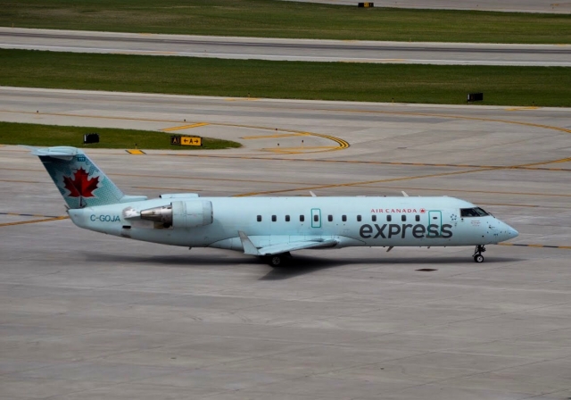 Air Canada CRJ-200 taxing in Omaha, Nebraska (Photo: AirlineGeeks | Matthew Garcia)