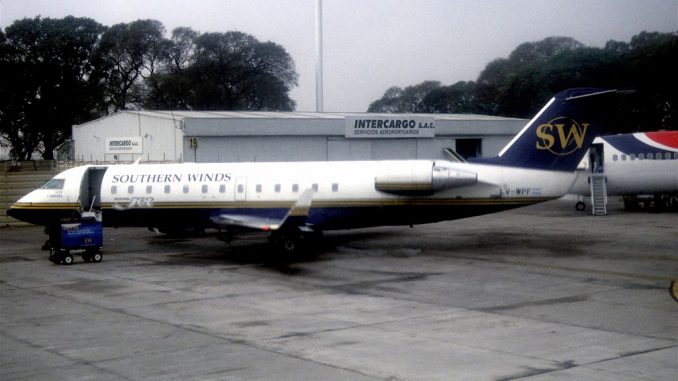 1024px-106be_-_Southern_Winds_Canadair_CRJ100LR_LV-WPF@AEP22.08.2000_-_Flickr_-_Aero_Icarus