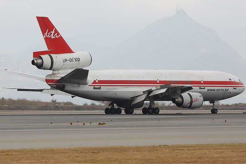 800px-DETA_Air_McDonnell_Douglas_DC-10-40(F)_Pang-1