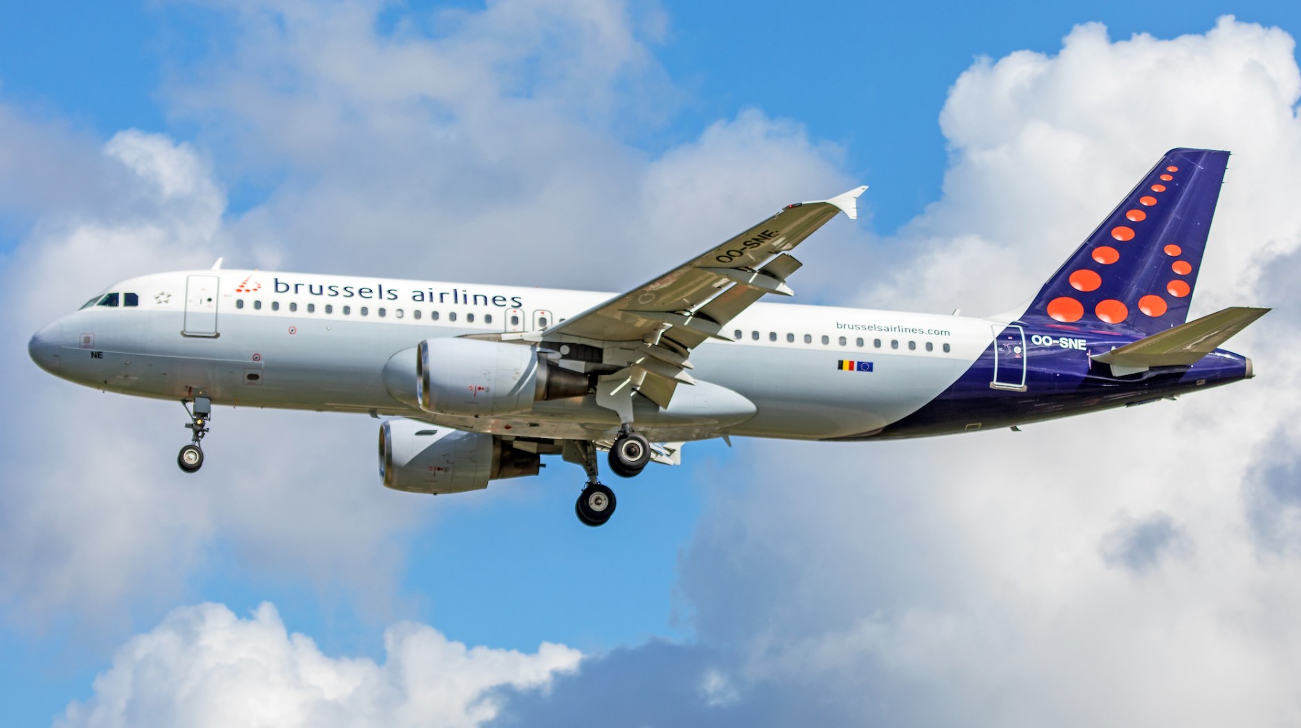 Brussels Airlines A320 London Heathrow approach