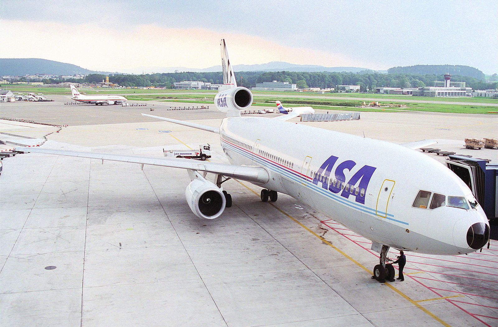 1600px-ASA_-_African_Safari_Airways_DC-10-30;_PH-DTL@ZRH;24.09.1995_(5471573982)