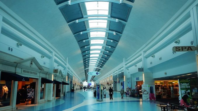 1600px-Concourse_at_Jacksonville_International_Airport_(JAX)_-_panoramio_(1)