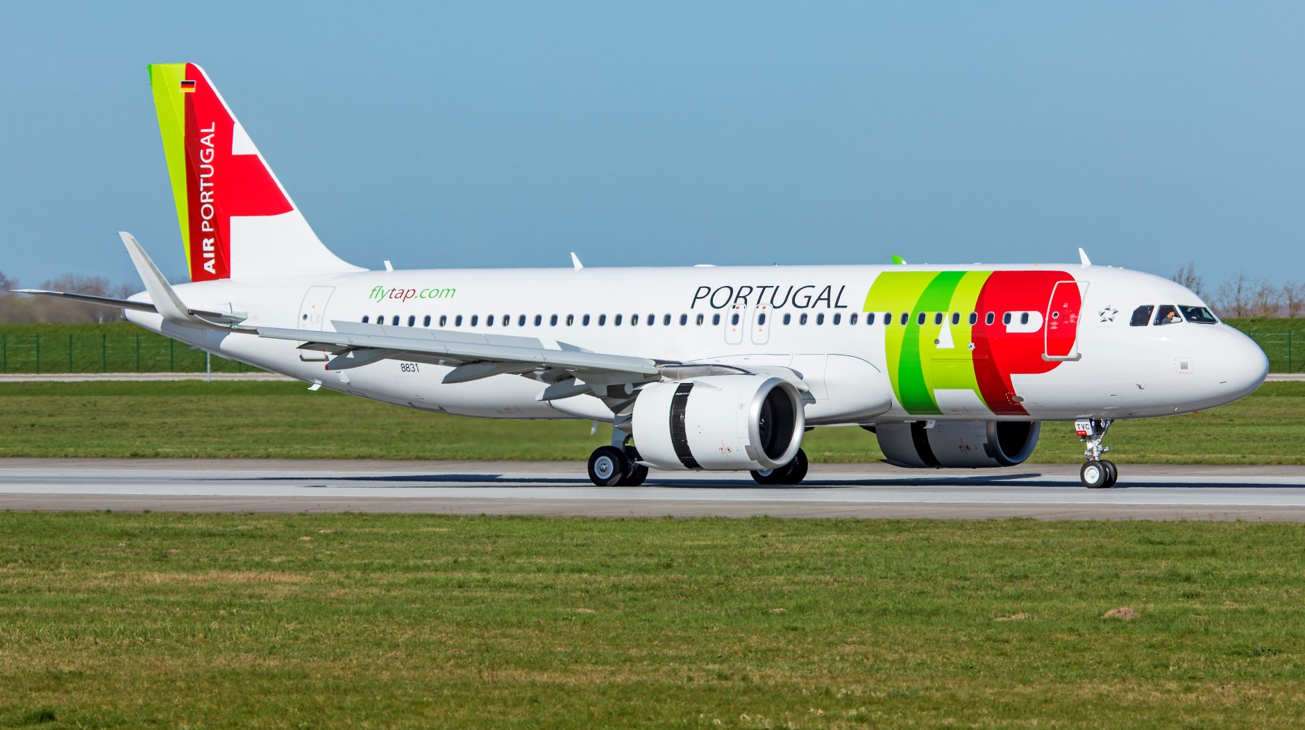 A TAP Air Portugal Airbus A320neo performs an aborted takeoff test. (Photo: AirlineGeeks | William Derrickson)