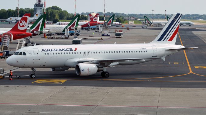 Air_France,_F-HEPC,_Airbus_A320-214_(28166070860)