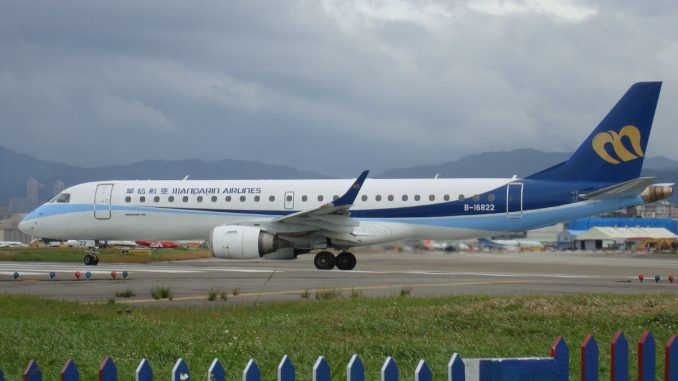 Mandarin_Airlines_Embraer_190AR_(B-16822)_taxiing_at_Taipei_Songshan_Airport