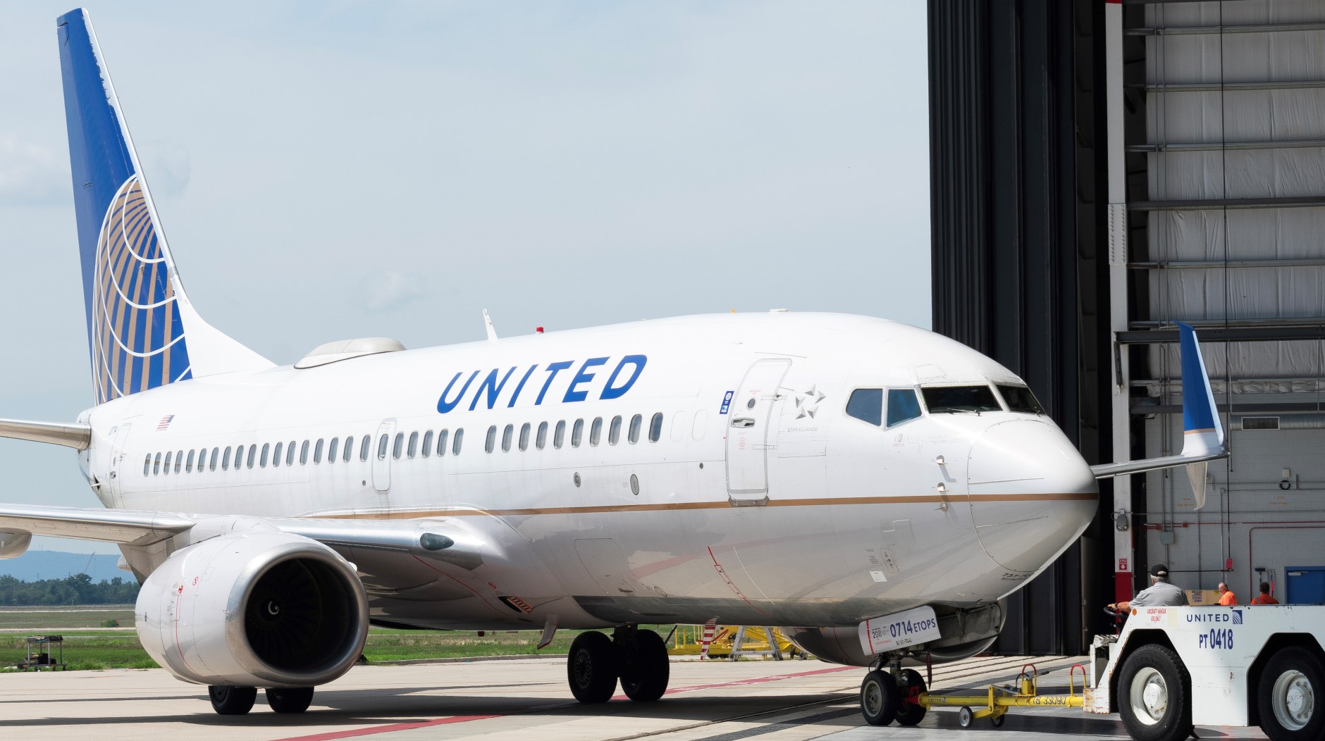 A United Airlines Boeing 737-800