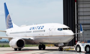 A United Airlines Boeing 737-800