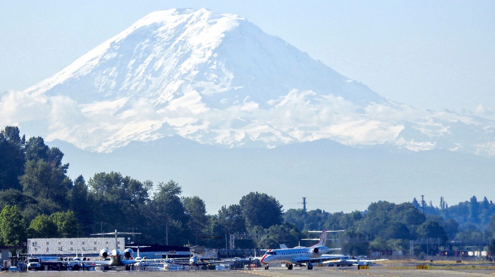 JSX E135 arriving into Boeing Field