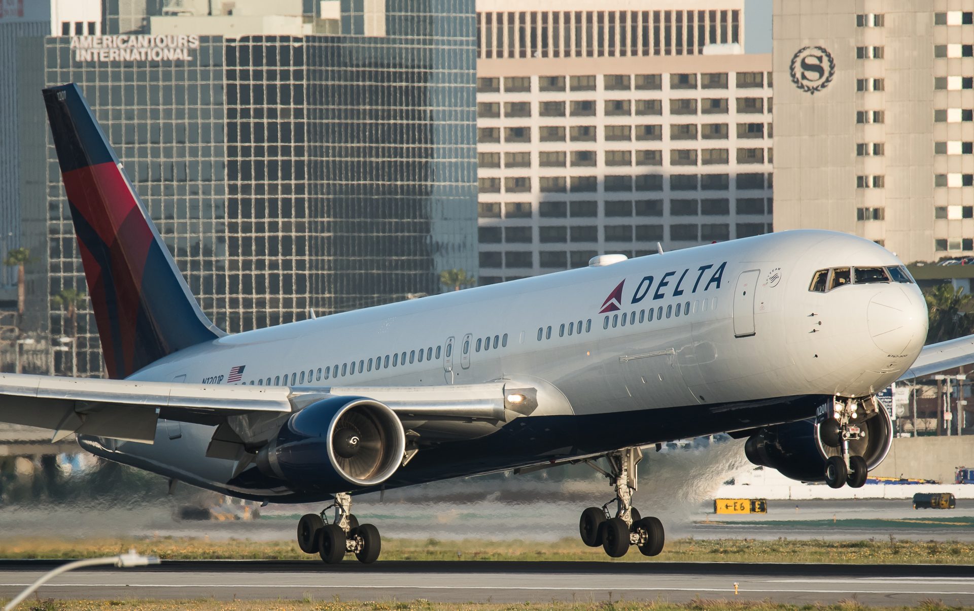 Delta Boeing 767-300 LAX los angeles landing