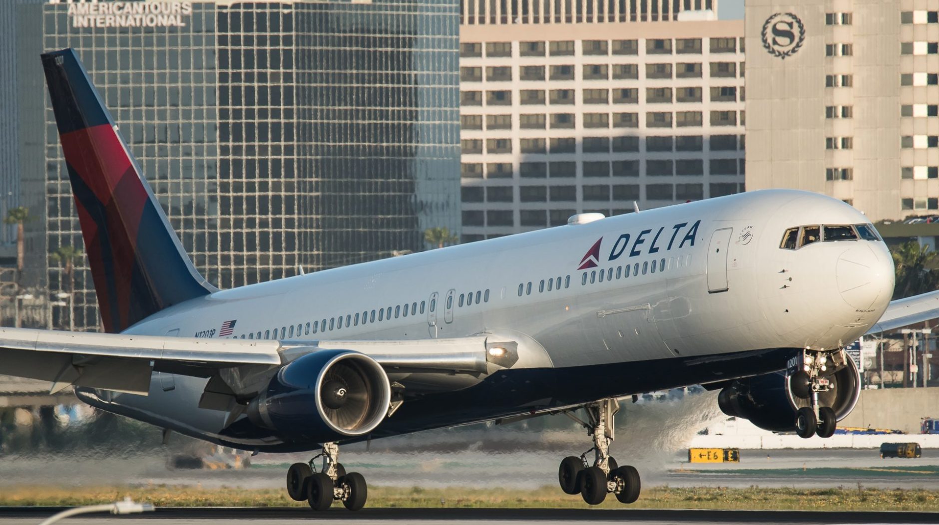 Delta Boeing 767-300 LAX los angeles landing
