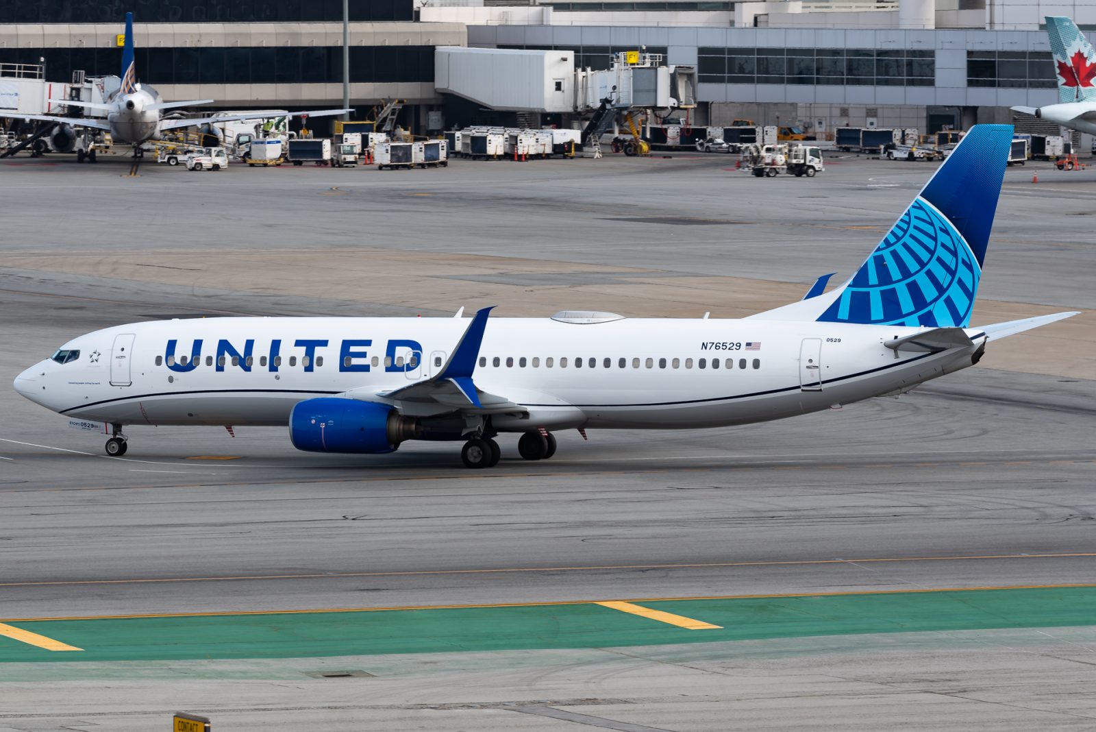United 737-800 aircraft
