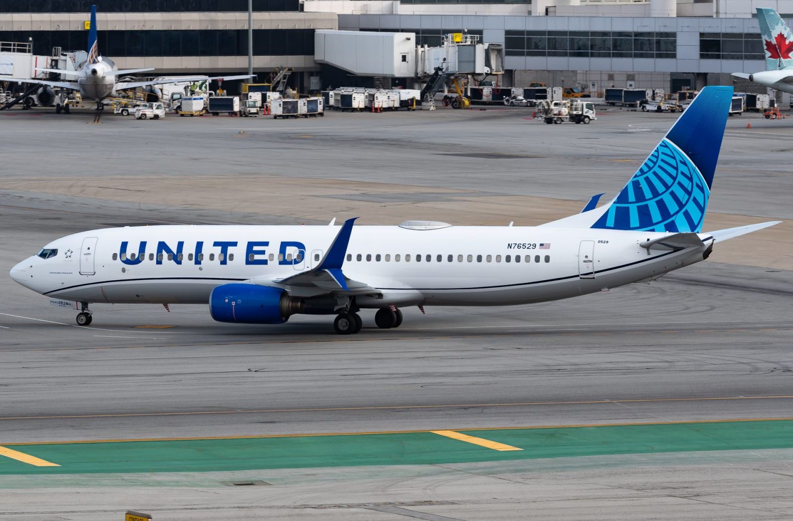 United 737-800 aircraft