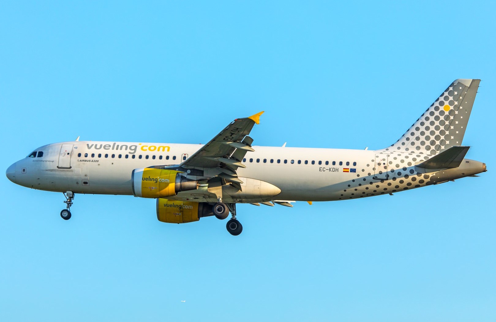 A Vueling Airbus A320 lands at London Heathrow International Airport (Photo: WIlliam Derrickson)