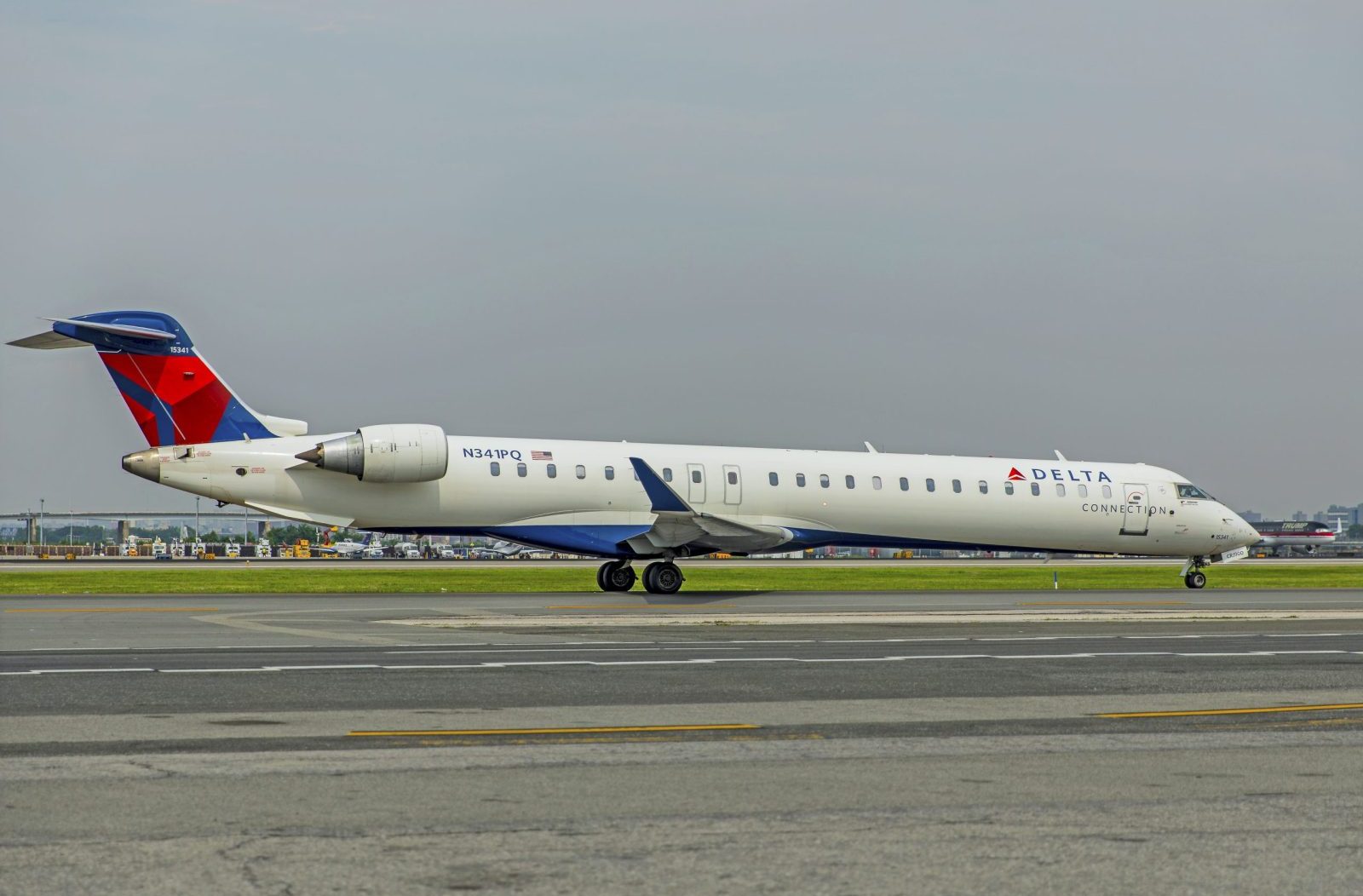 Delta Connection CRJ-900