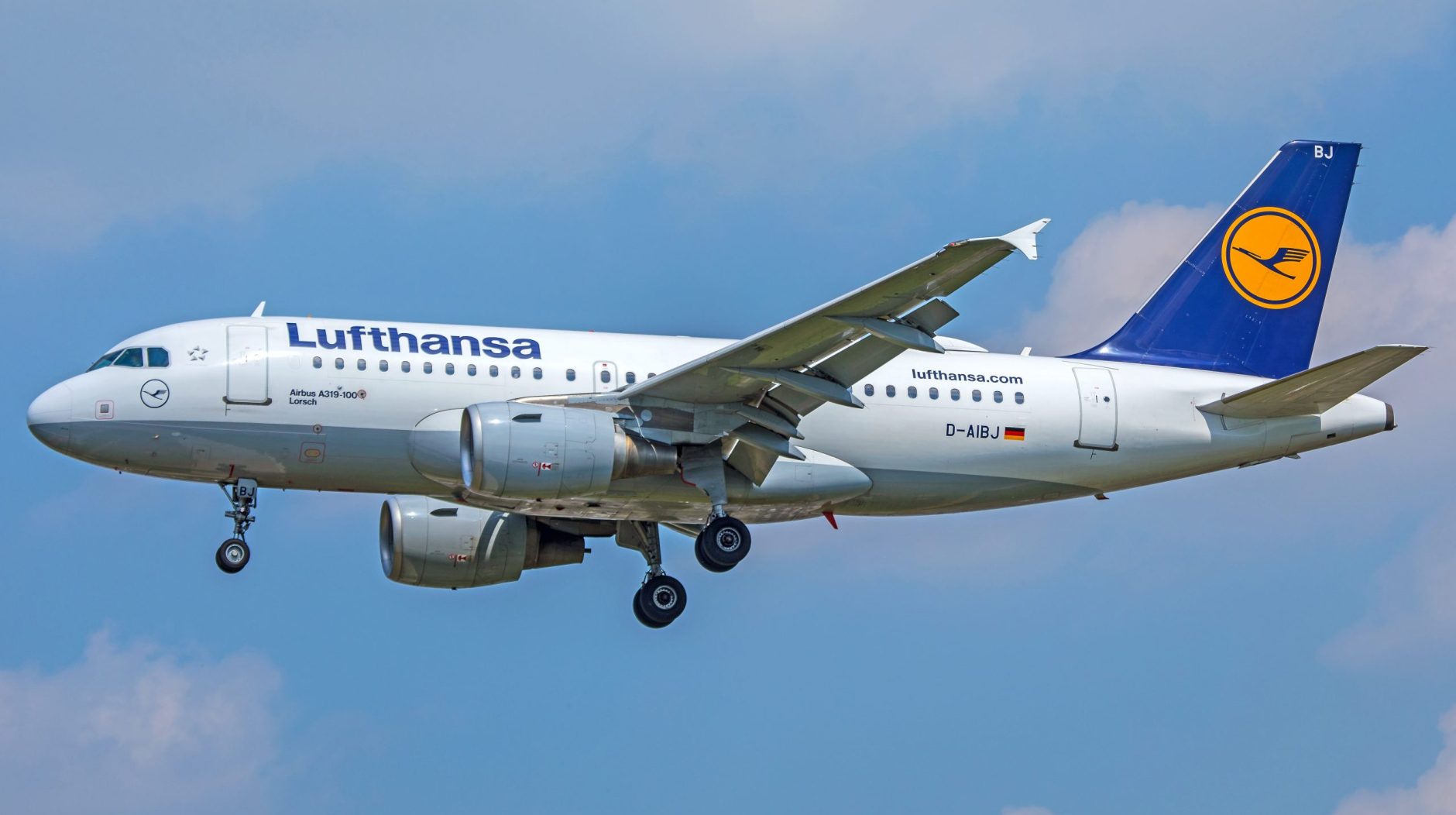 A Lufthansa A319 coming in to land in London.