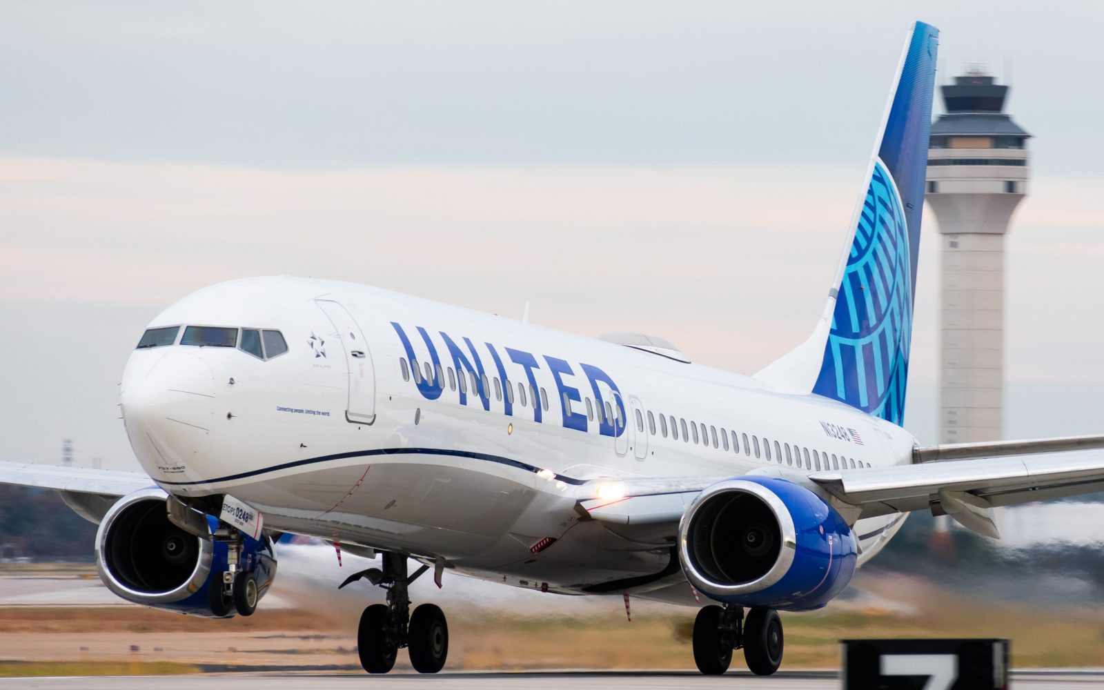United 737 at Washington Dulles