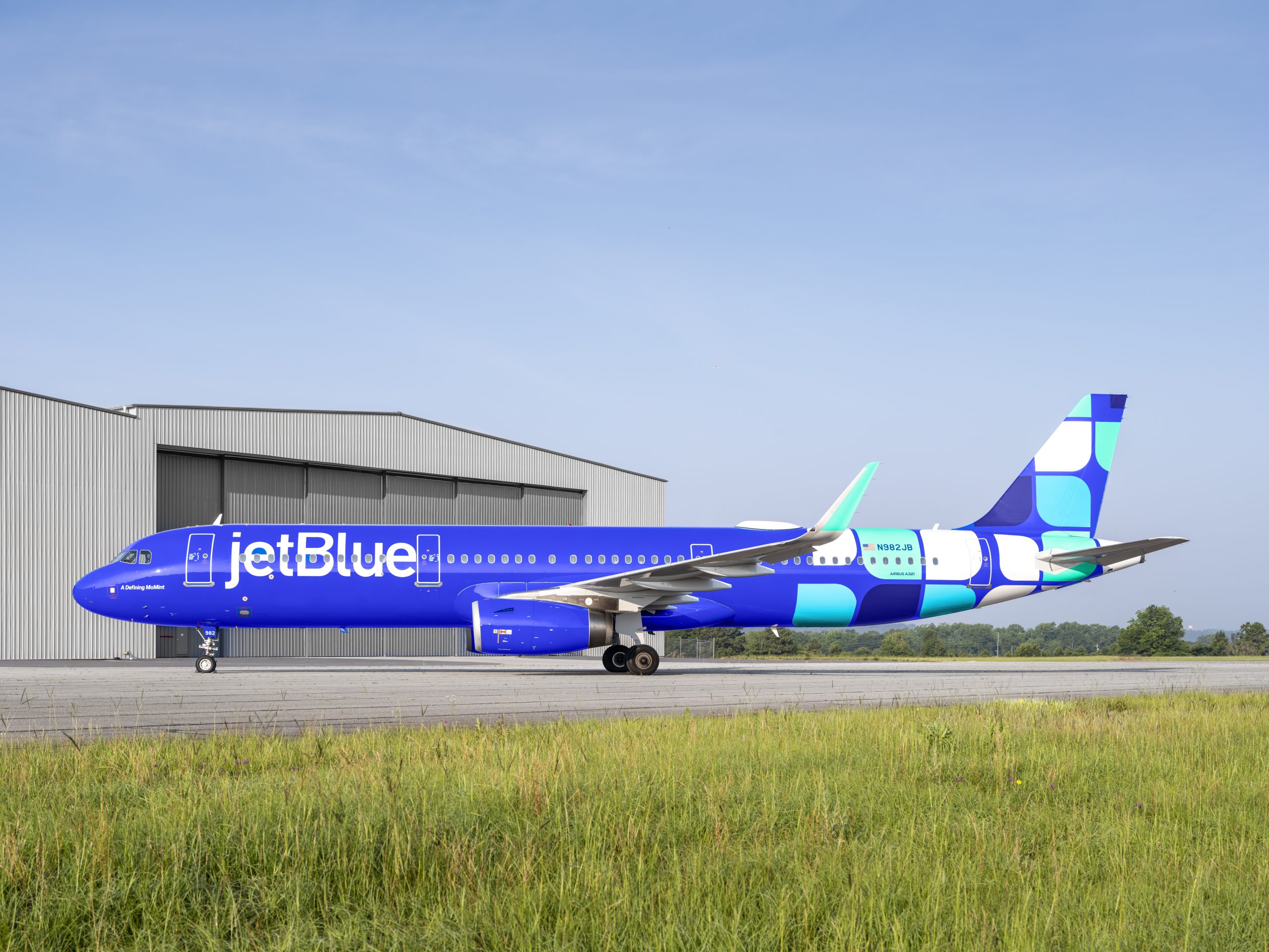 A JetBlue Airbus A321 with a Mint-themed livery. (Photo: JetBlue)