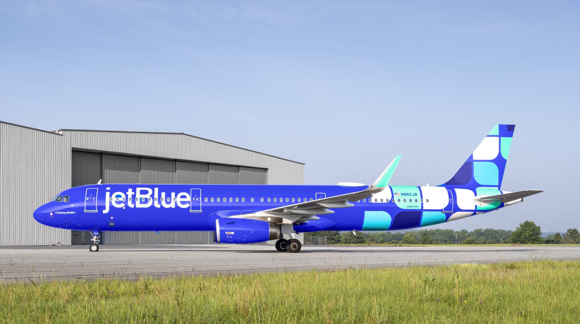 A JetBlue Airbus A321 with a Mint-themed livery. (Photo: JetBlue)