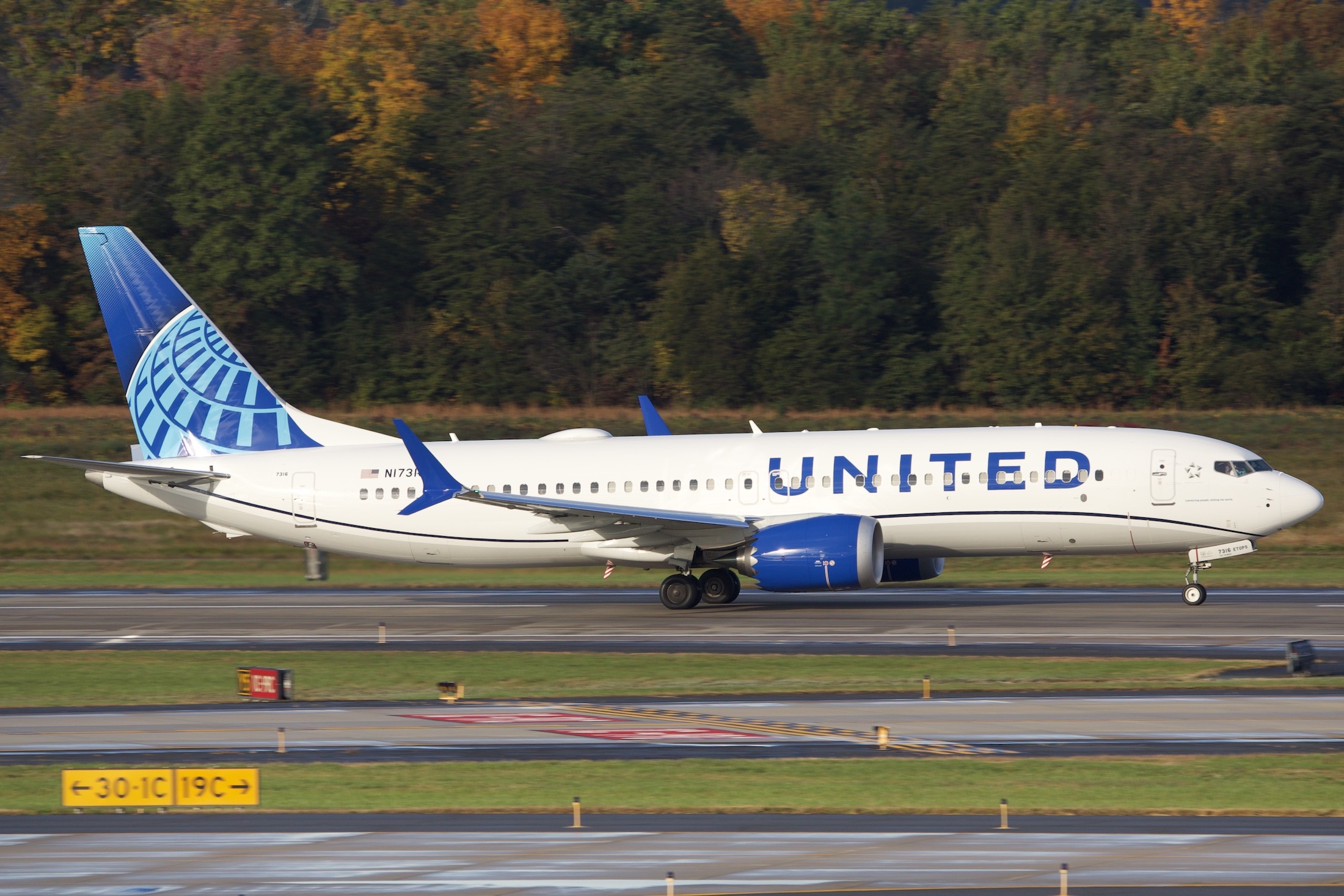 A United 737 MAX 8
