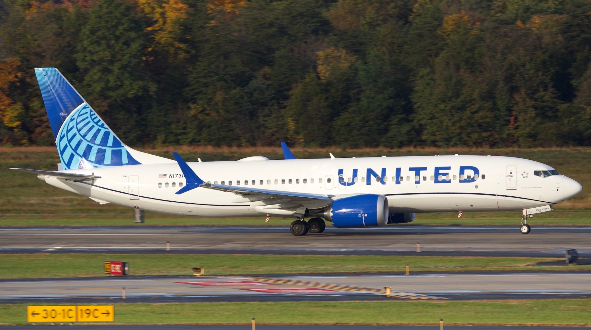 A United 737 MAX 8