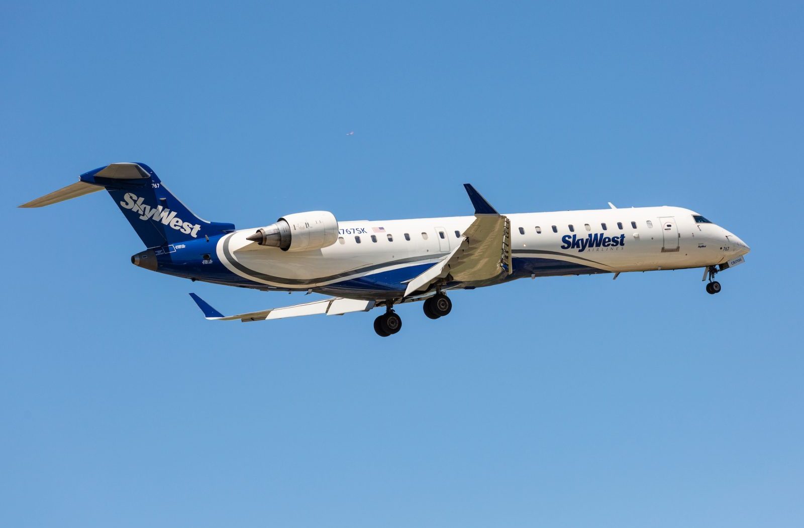 A SkyWest Airlines Bombardier CRJ-700