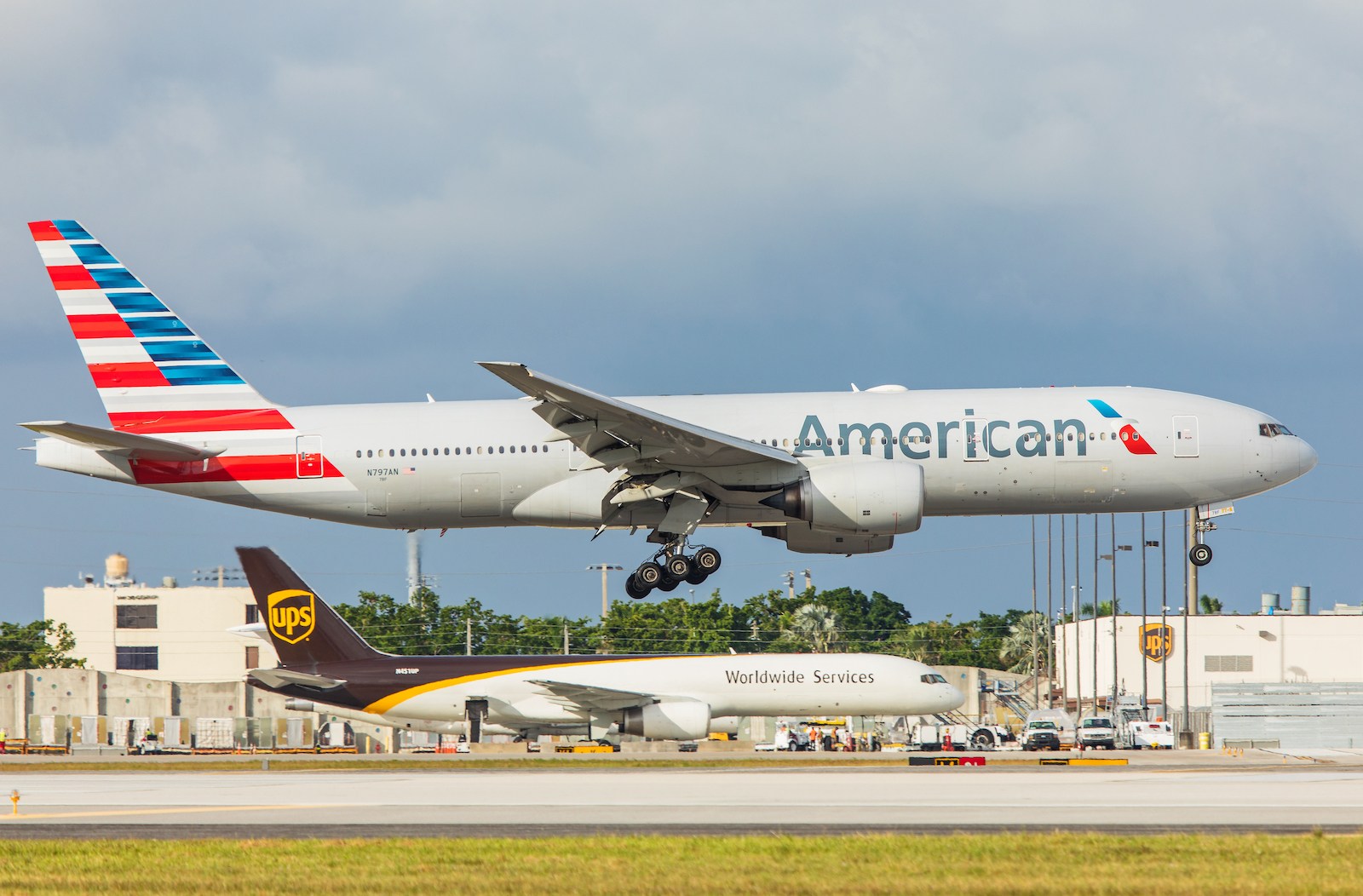 American 777-200