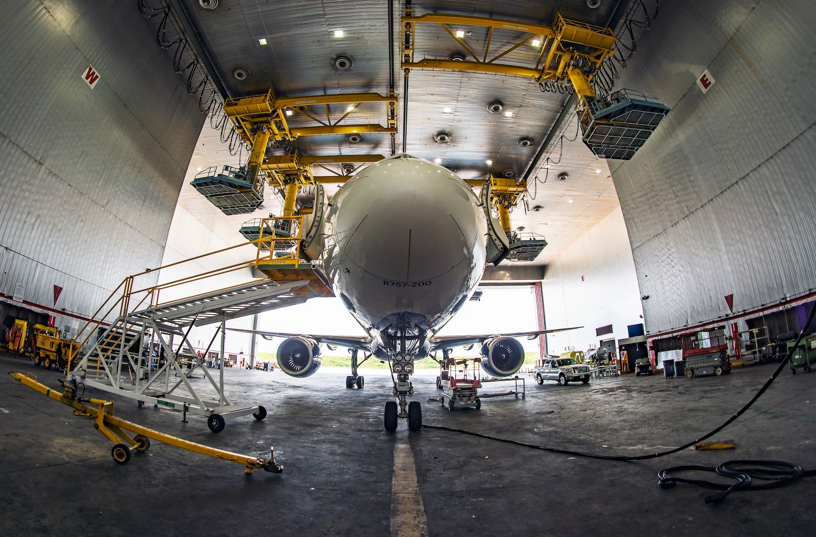 Delta 757 undergoing maintenance checks