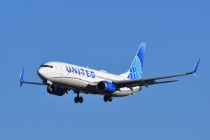 A United 737-800