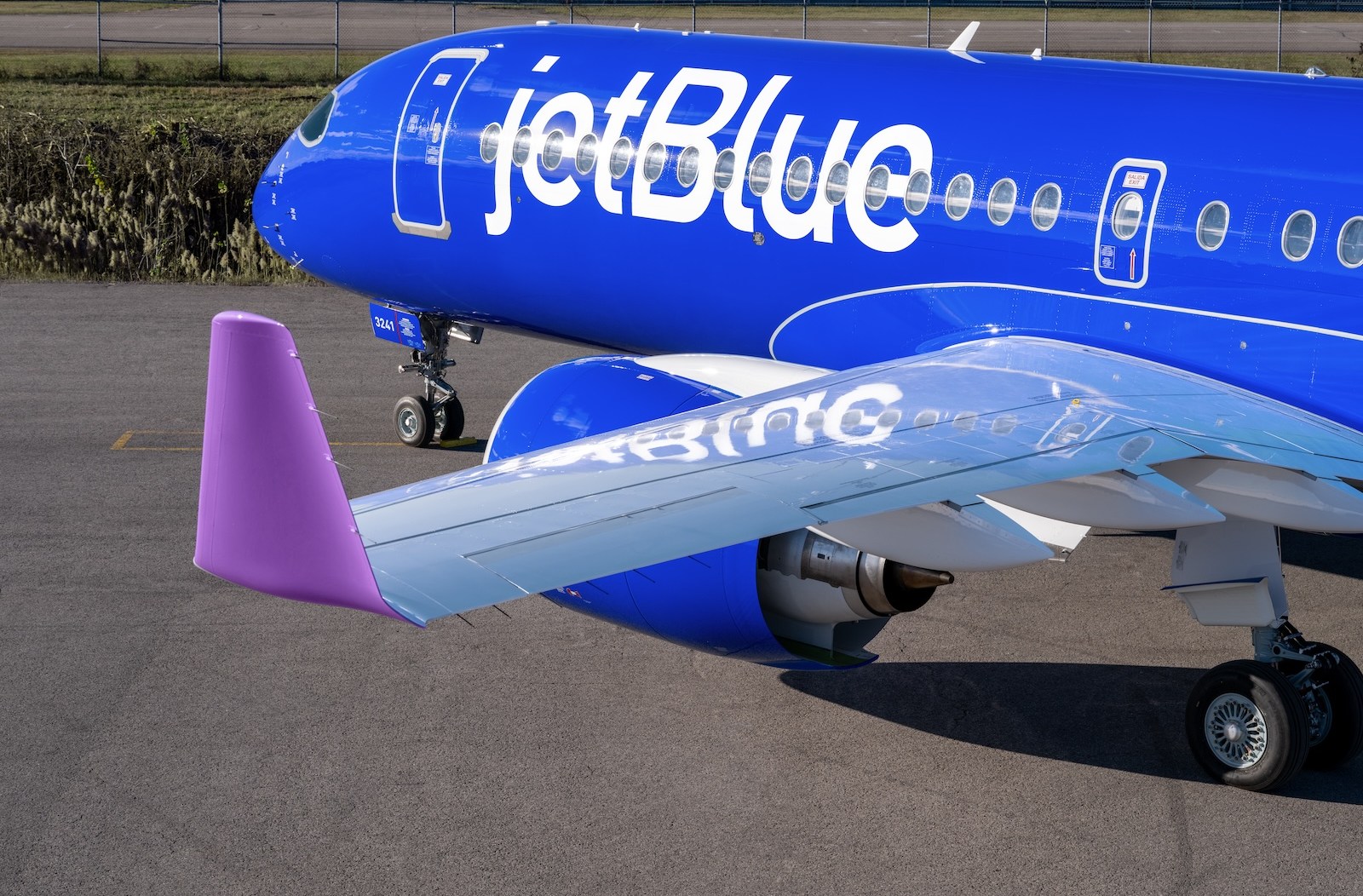JetBlue's refreshed A220 paint scheme.