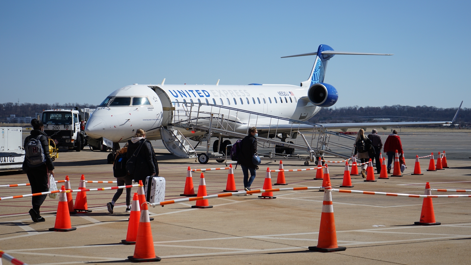 A United CRJ aircraft