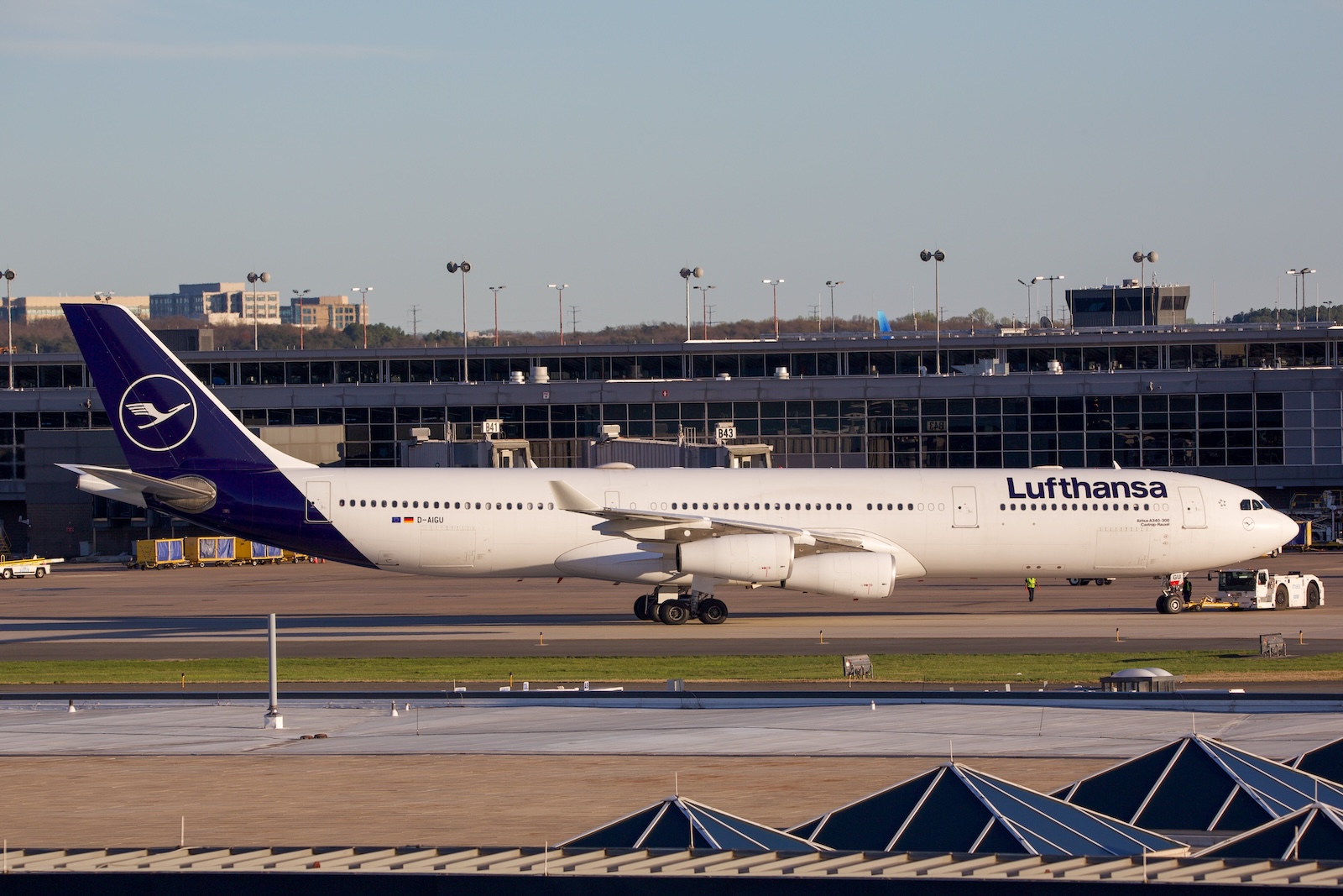A Lufthansa A340-300