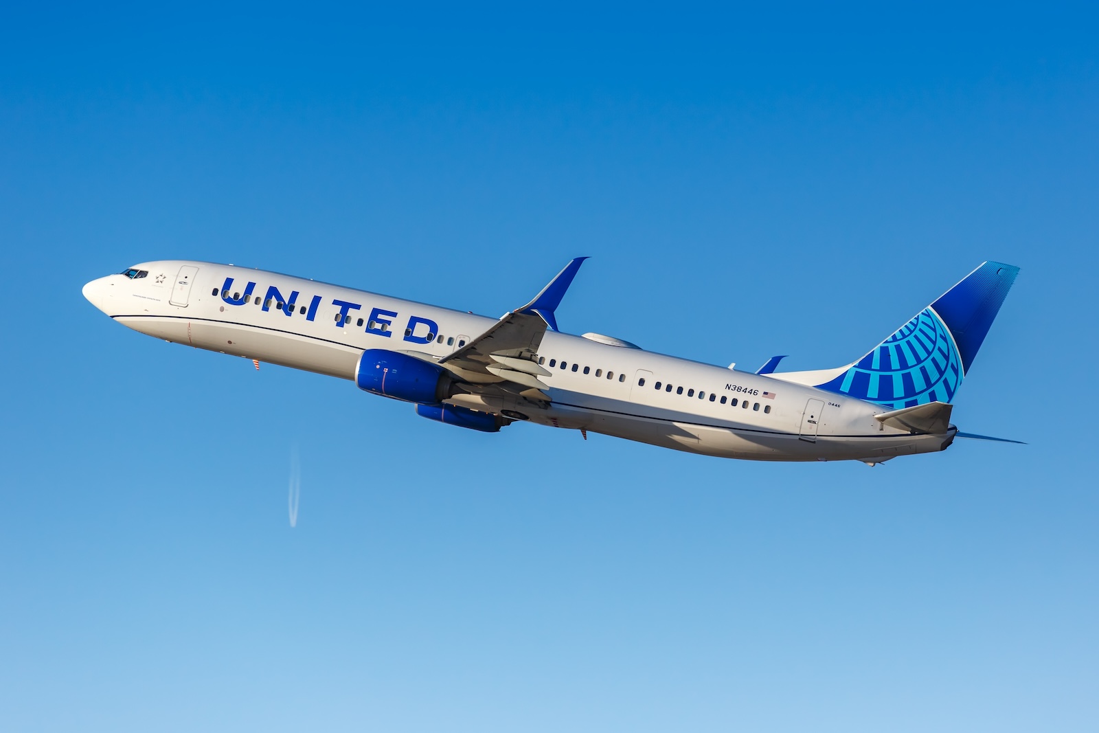 A United Boeing 737-800