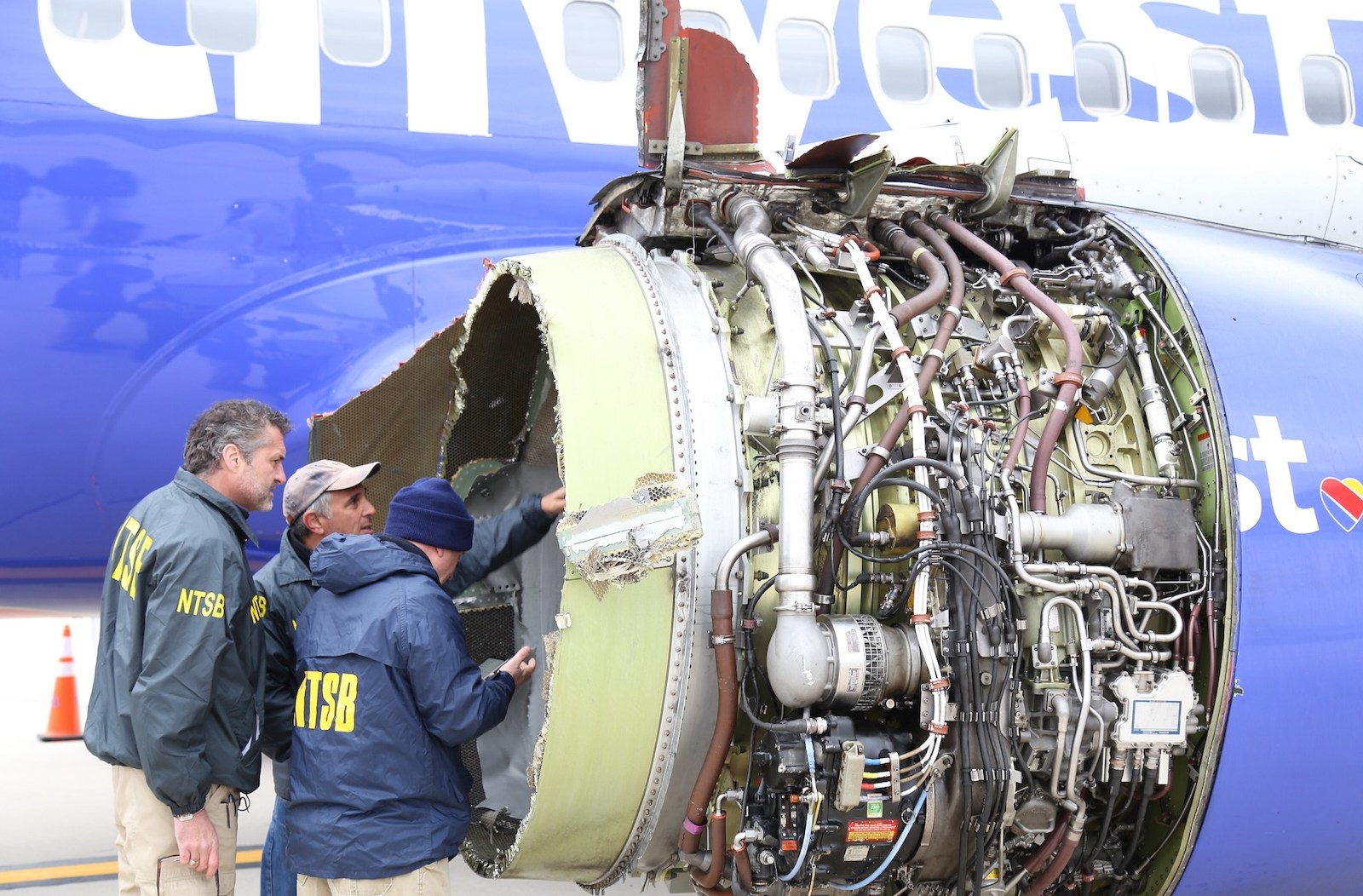 737 engine damage