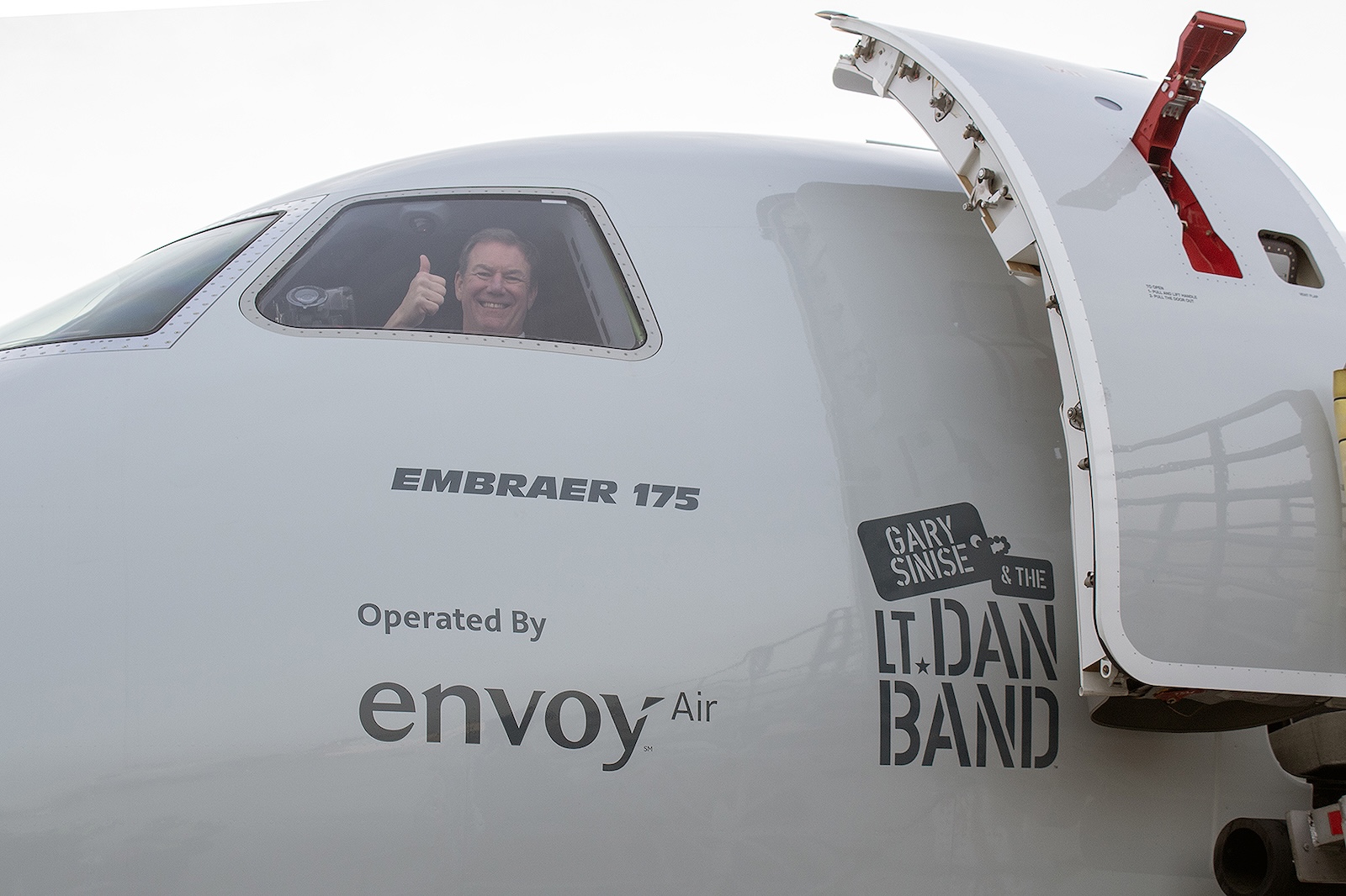 Gary Sinise on an Envoy Air E175