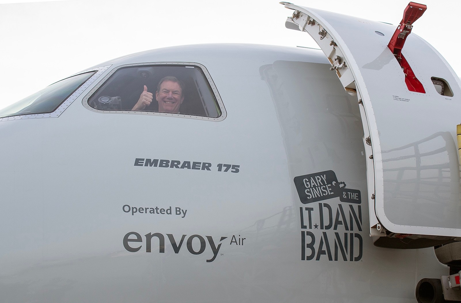 Gary Sinise on an Envoy Air E175