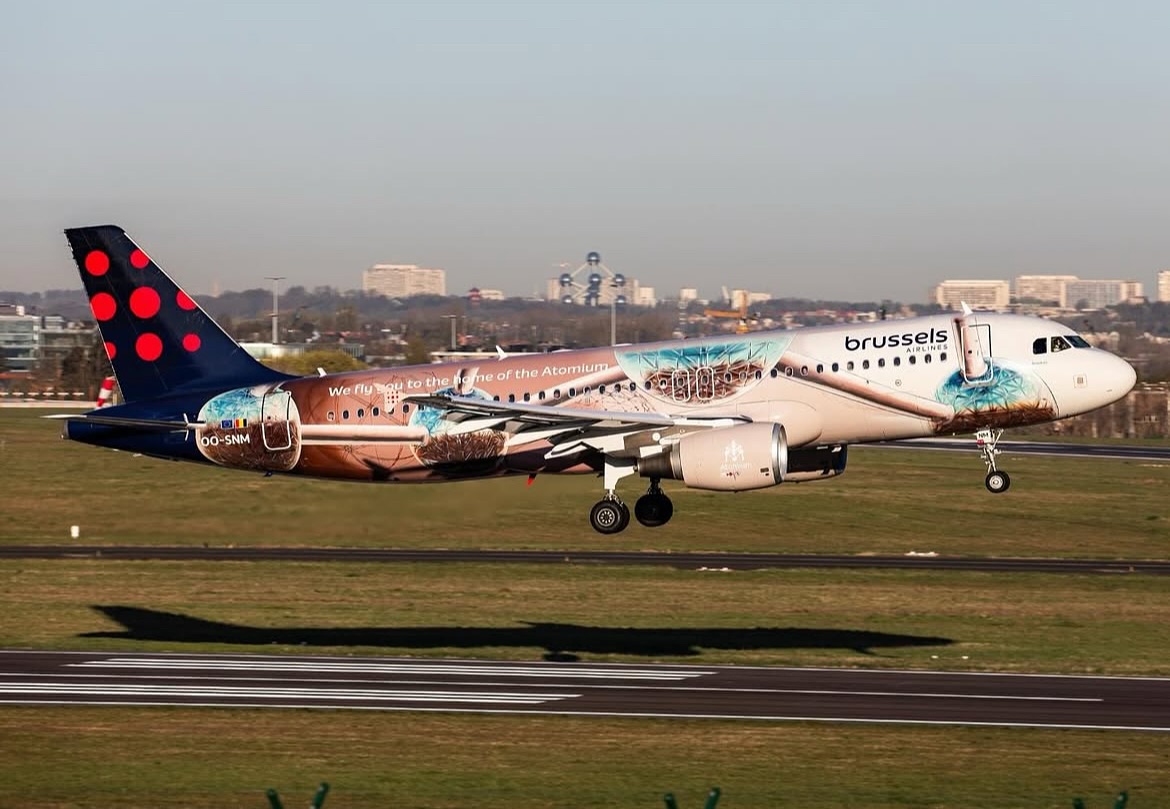 Brussels Airlines Airbus A320 "Atomium" taking off from Brussels Zavantem with the Atomium in the background