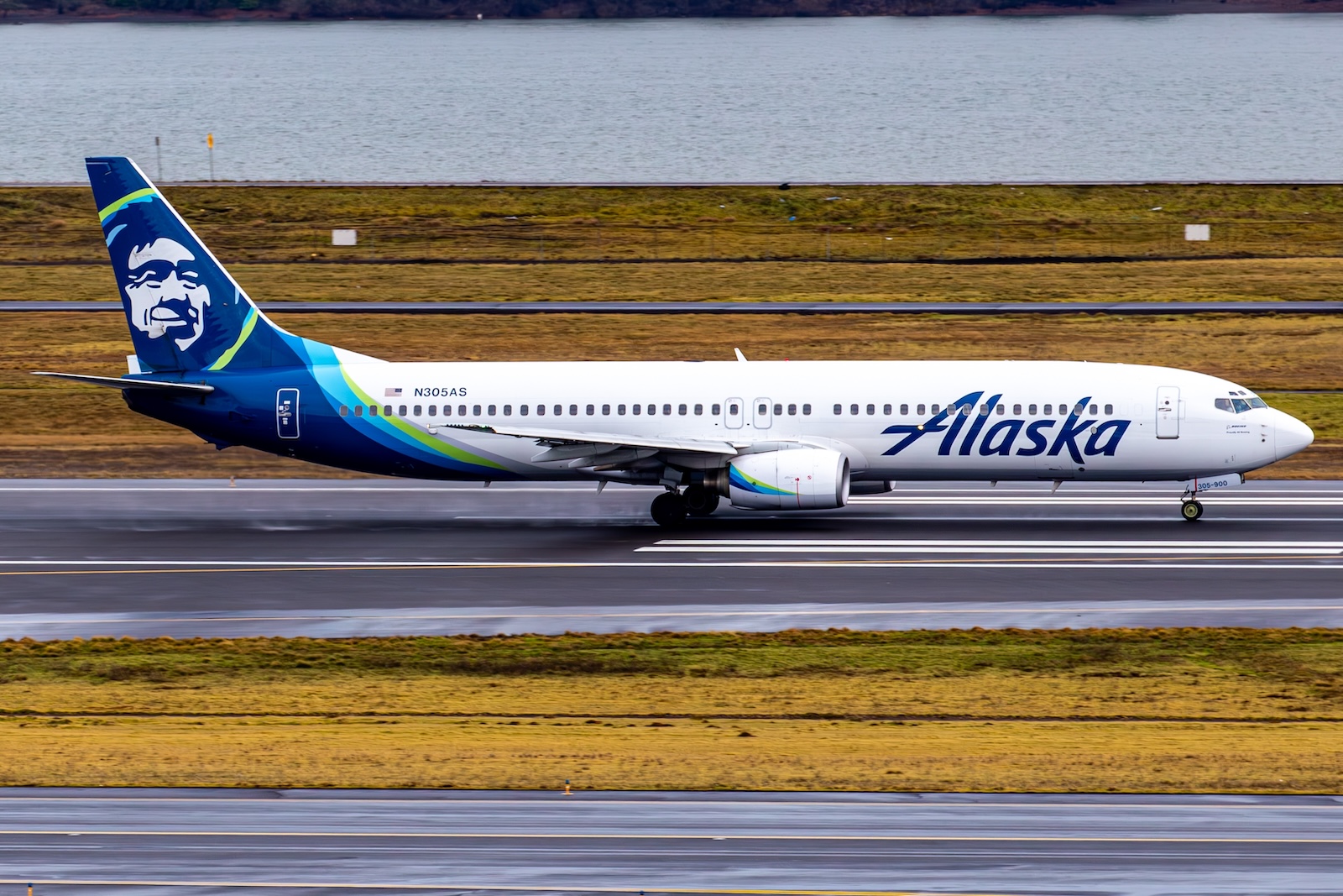 Alaska 737-900 without winglets