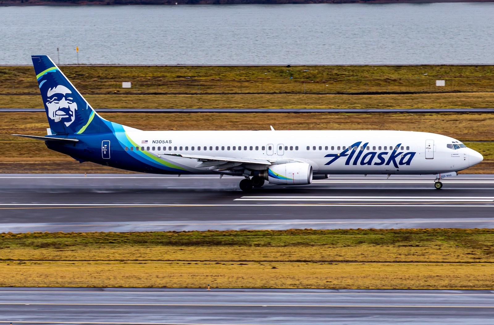 Alaska 737-900 without winglets