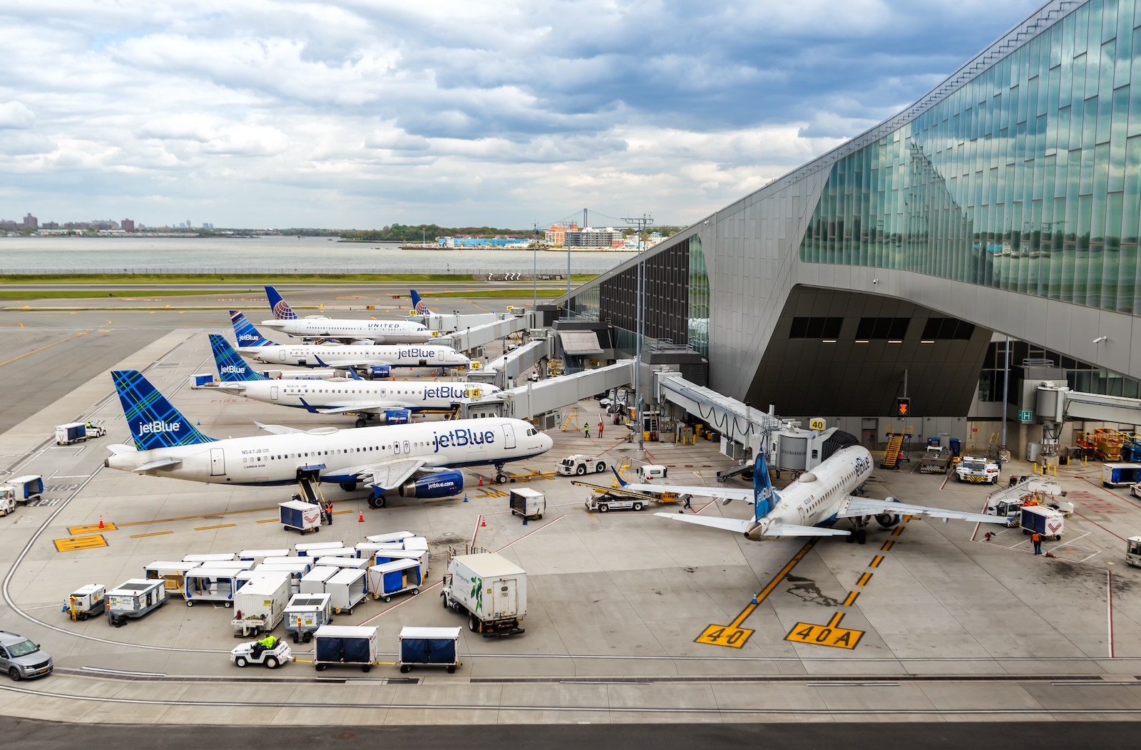 United and JetBlue aircraft