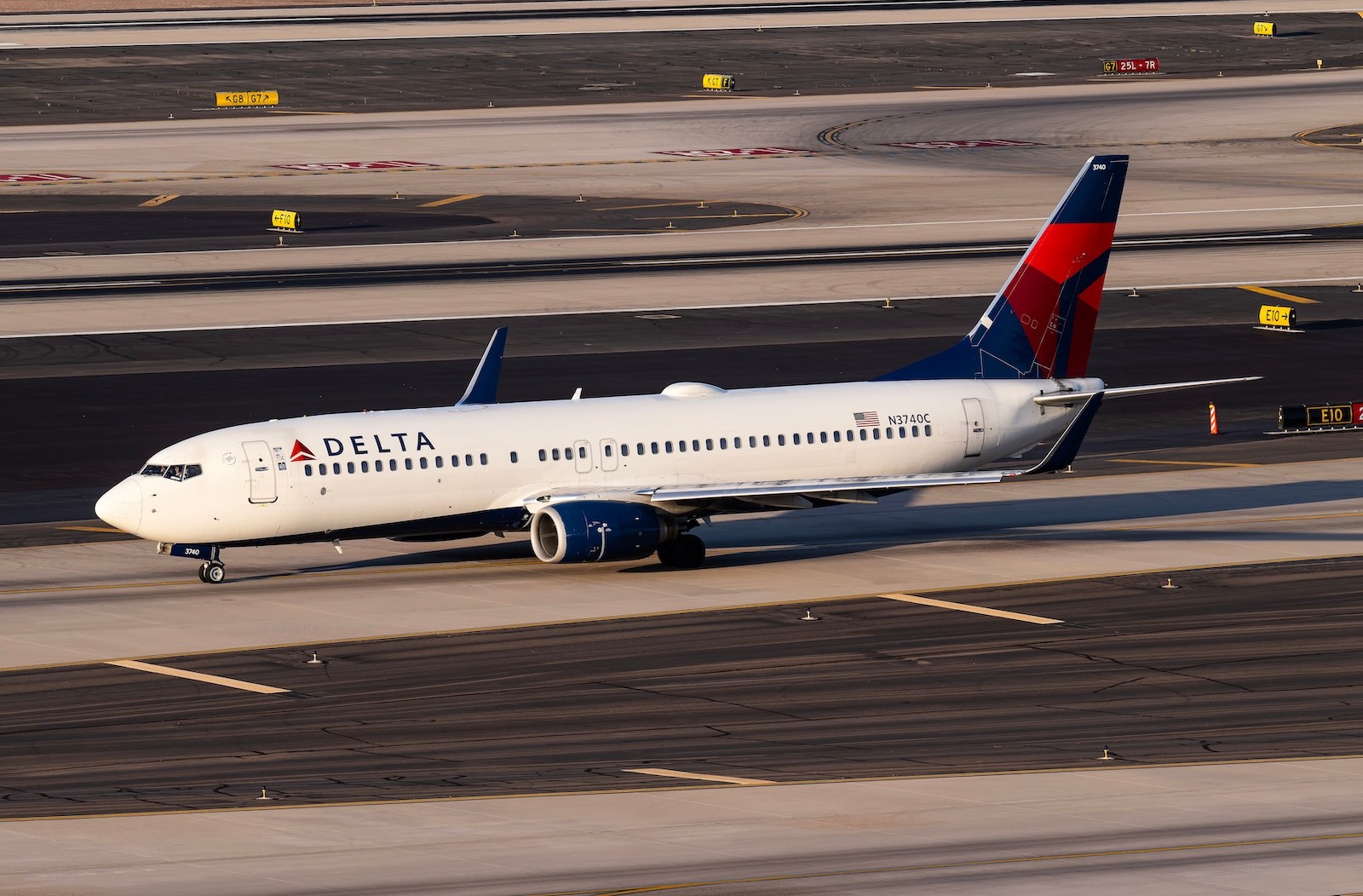 A Delta 737-800