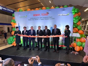 Ribbon cutting for EVA's first passenger flight to Dallas/Fort Worth