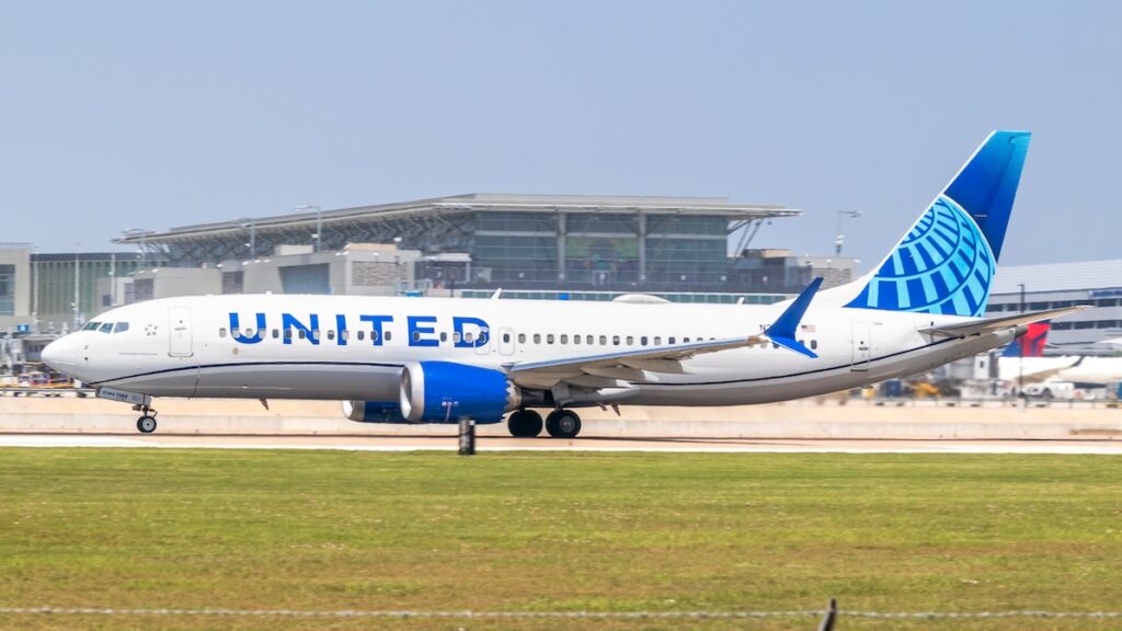 United 737 MAX 8