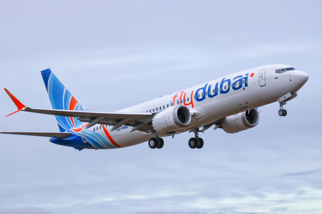 A flydubai 737 MAX 8 performing a test flight at Paine Field. (Photo: AirlineGeeks | Katie Zera)