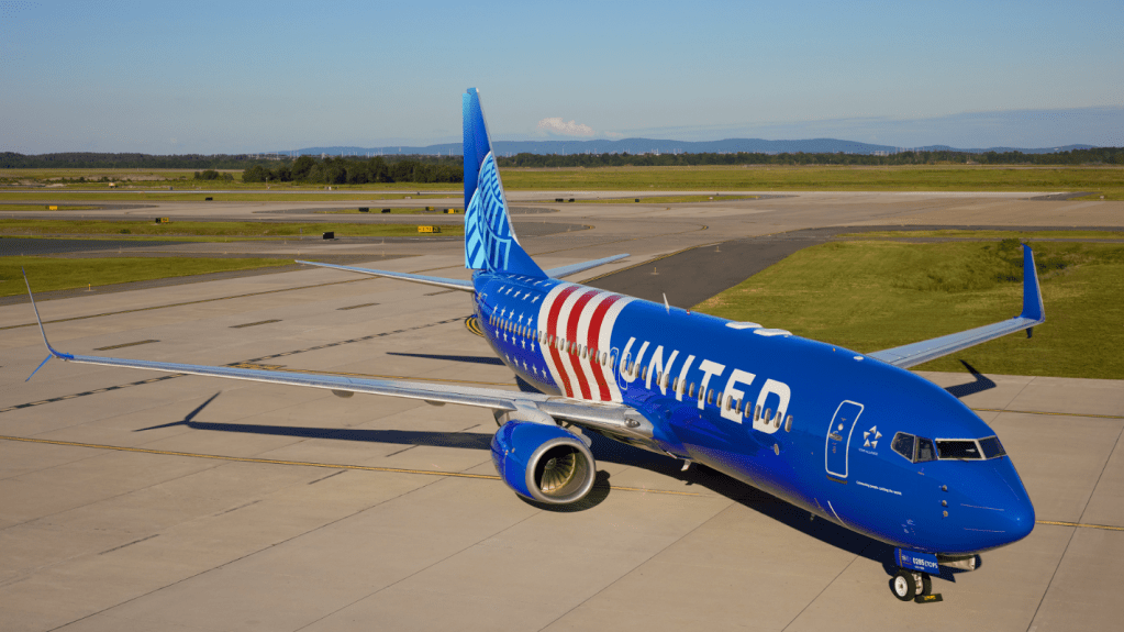 希少☆新品未開封　UNITED AIRLINES new Ray 20375 United Unveils New U.S. 250th Anniversary Livery | AirlineGeeks.com